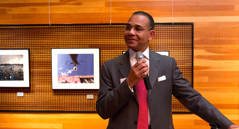 Rick Palmore, General Counsel of General Mills, and Founding Chair Emeritus of the LCLD Board of Directors, addresses Fellows at the Learning Experience Welcome Reception. (Photo by Wilma Jackson)